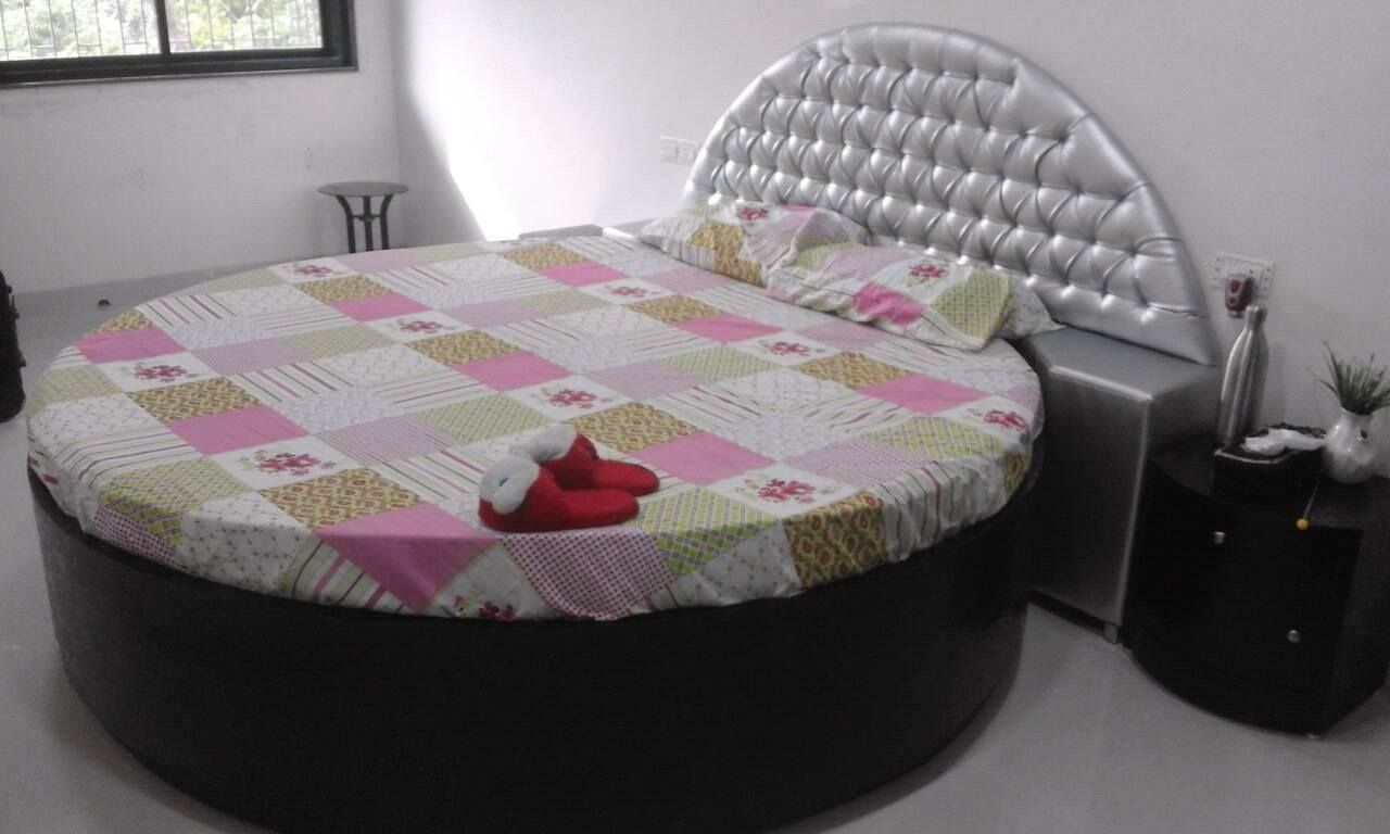 Traditional Round Bed — Furniture