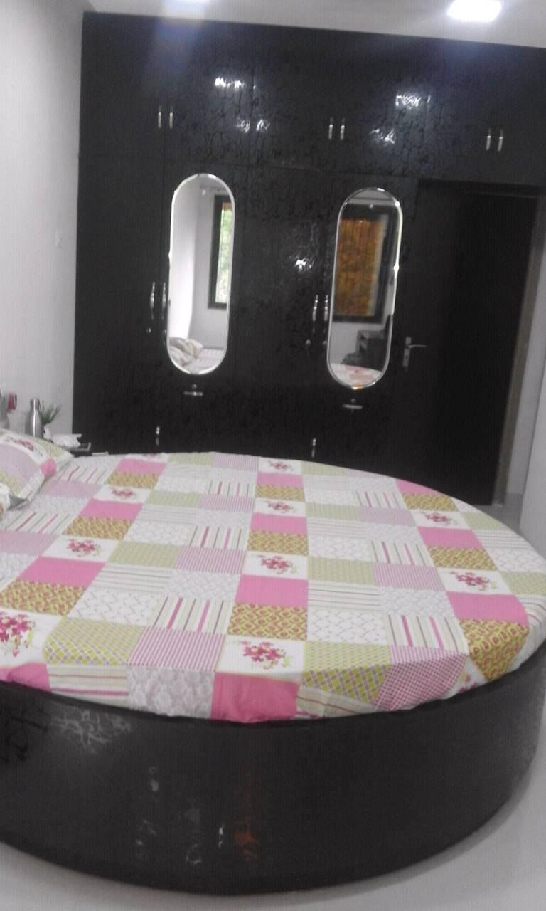 Traditional Bed & Wardrobe — Furniture