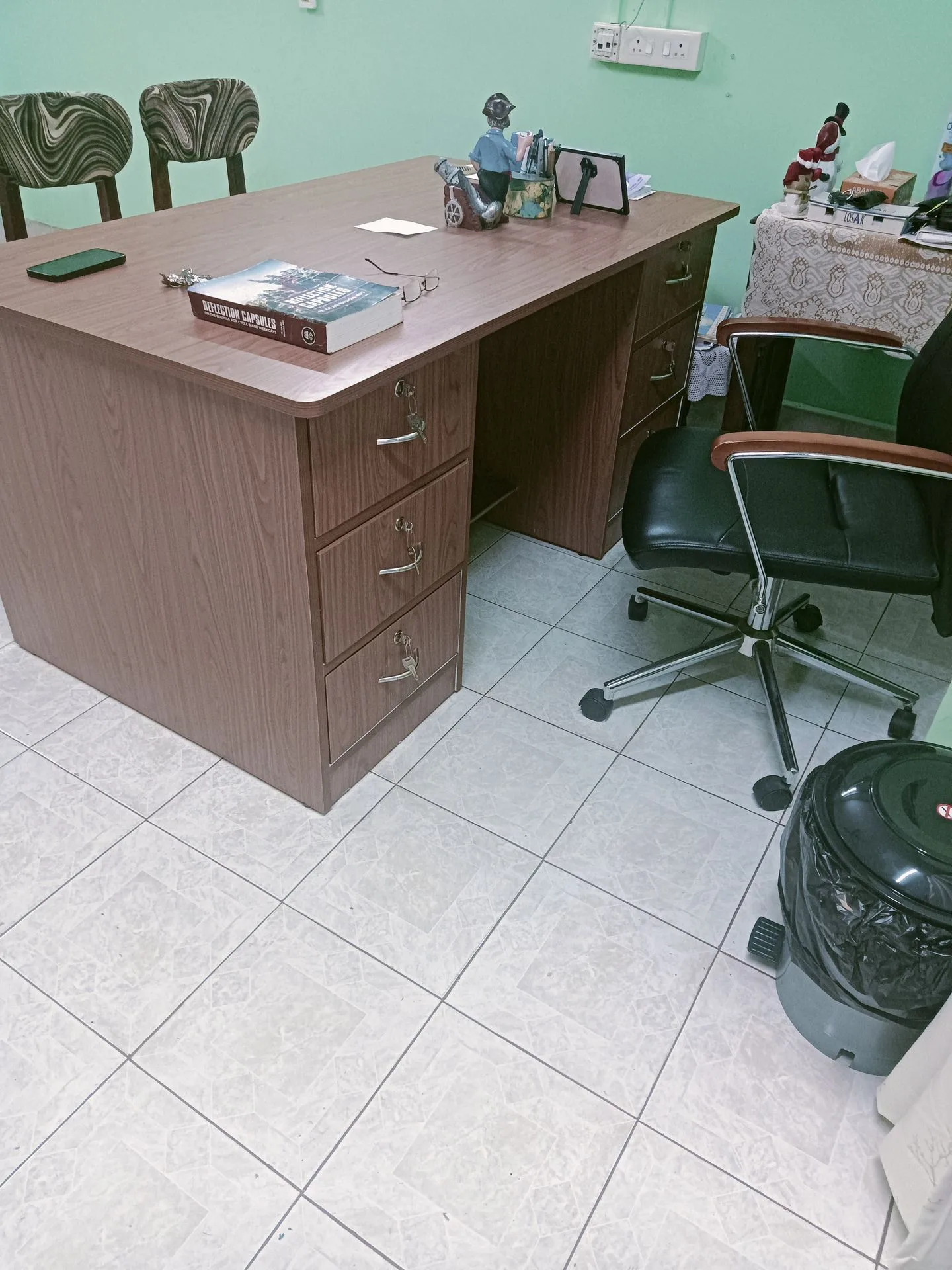 Choosing the Perfect Office Desk for Productivity: Custom Wood vs. Prefab